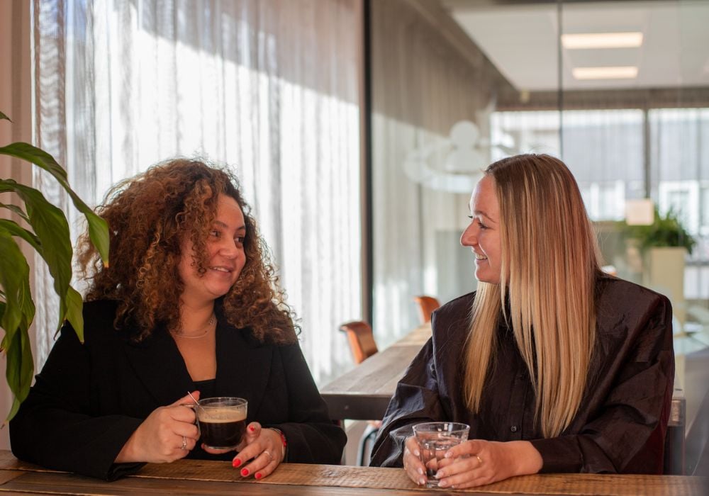 Karen en sam in gesprek met koffie in de keuken | Bakker en Bosch Group