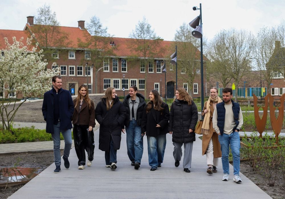 Collega's buiten aan het wandelen