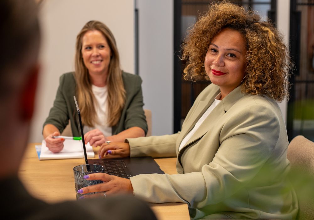 Karen en Janine in overleg | Bakker en Bosch Group